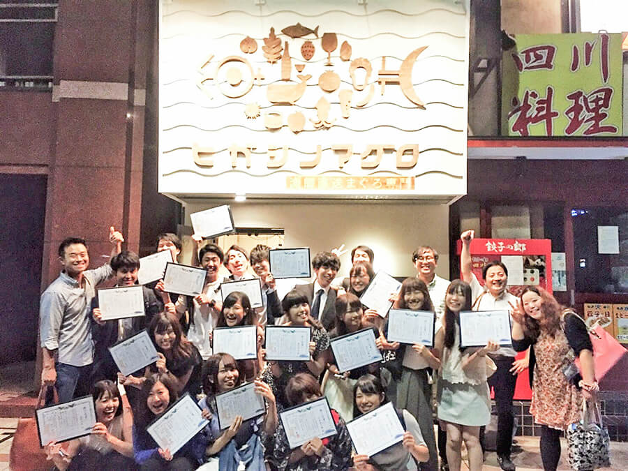 打ち上げのヒガシノマグロ店頭前での集合写真